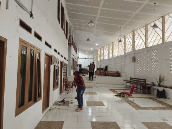 Warga dan Forkopimda bersihkan bekas puing vila yang dijadikan rumah ibadah di Sukabumi. Foto: Dok. Istimewa