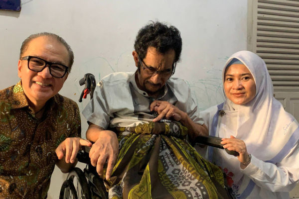 Tantowi Yahya dan Ikke Nurjanah jenguk Hamdan ATT yang tengah menderita stroke.  Foto: Dok. Istimewa