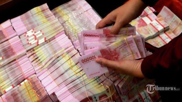 KORUPSI DANA DESA - Ilustrasi uang pecahan ratusan ribu. Seorang mantan kepala desa di Sumatera menyelewengkan dana desa sebersar Rp740 juta. Uang tersebut digunakan untuk bayar utang pribadi hingga turnamen voli, Kamis (10/4/2025).