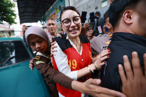 Nikita Mirzani saat tiba unjuk menjalani persidangan di Pengadilan Negeri Jakarta Selatan, Jakarta, Selasa, (1/07/2025). Foto: Agus Apriyanto