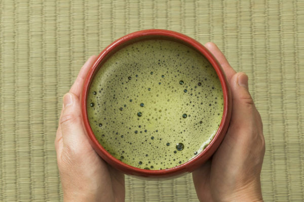 Ilustrasi orang tua rutin minum matcha untuk kesehatan. Foto: Shutterstock