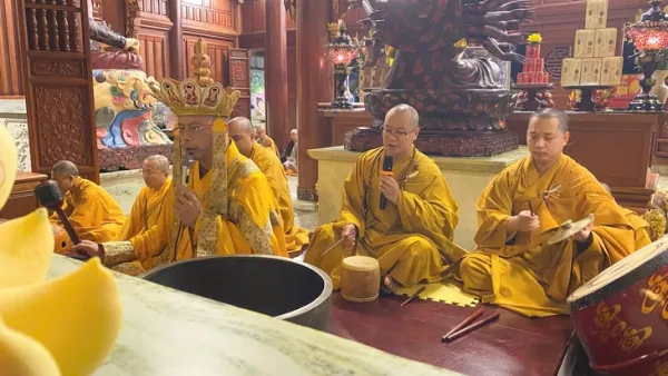 Đúng 6h sáng nay, Hơn 18.000 ngôi chùa, tự viện trên cả nước đồng loạt cầu Quốc thái dân an - Ảnh 6. Hơn 18.000 ngôi chùa và tự viện cả nước đồng loạt 6h sáng cử chuông trống cầu quốc thái dân an - Ảnh 6.
