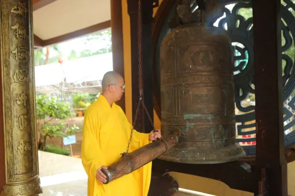 Đúng 6h sáng nay, Hơn 18.000 ngôi chùa, tự viện trên cả nước đồng loạt cầu Quốc thái dân an - Ảnh 7. Hơn 18.000 ngôi chùa và tự viện cả nước đồng loạt 6h sáng cử chuông trống cầu quốc thái dân an - Ảnh 7.