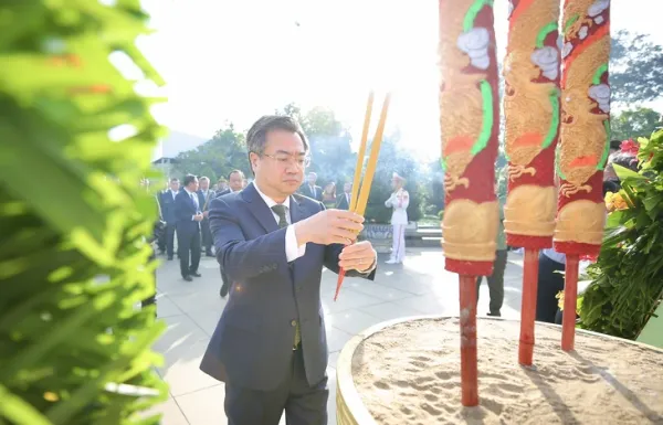 Lãnh đạo TP.HCM dâng hương, dâng hoa tưởng nhớ cố Tổng Bí thư Nguyễn Văn Linh - Ảnh 1.