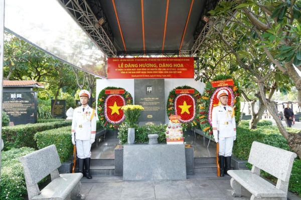 Lãnh đạo TP.HCM dâng hương, dâng hoa tưởng nhớ cố Tổng Bí thư Nguyễn Văn Linh - Ảnh 2.