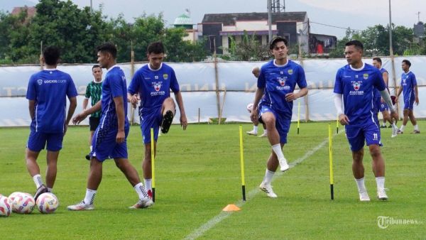 Persib Bandung menggelar latihan perdana di lapangan pendamping Stadion Gelora Bandung Lautan Api (GBLA), Kota Bandung, Jawa Barat, Senin (30/6/2025) pagi. Latihan yang dipimpin pelatih Bojan Hodak tersebut dilakukan menjelang turnamen pramusim Piala Presiden 2025 dan persiapan menghadapi kompetisi Liga 1 2025-2026. Latihan diikuti sejamlah pemain lama yang telah berhasil memgantarkan Persib juara Liga 1 2024-2025 dan sejumlah pemain anyar, yakni Uilliam Barros, Alfeandra Dewangga, William Marcilio, Saddil Ramdani, Al Hamra Hehanussa, Luciano Guaycochea, dan Rosembergne ?Berguinho? da Silva. (TRIBUN JABAR/GANI KURNIAWAN)