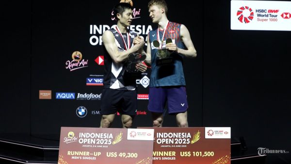 INDONESIA OPEN 2025 - Pebulu tangkis tunggal putra Denmark Anders Antonsen berfoto dengan pebulu tangkis tunggal putra China Taipei Chou Tien Chen usai babak final Kapal Api Indonesia Open 2025 di Istora Senayan, Gelora Bung Karno, Jakarta, Minggu (8/6/2025). Antonsen berhasil menjuarai Indonesia Open 2025 usai menang dengan skor 22-20 dan 21-14. TRIBUNNEWS/IRWAN RISMAWAN
