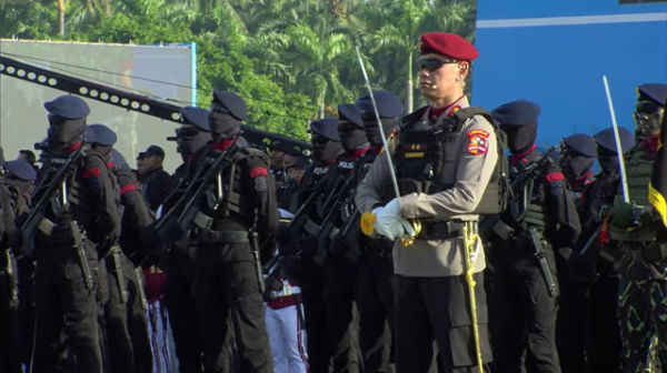 Ketua STIK Lemdiklat Polri, Irjen Pol Dadang Hartanto menjadi komandan Upacara HUT Bhayangkaran ke-79 di Monas, Jakarta, Selasa (1/7/2025). Foto: Youtube/Sekretariat Presiden