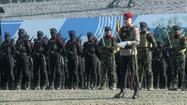 Ketua STIK Lemdiklat Polri, Irjen Pol Dadang Hartanto menjadi komandan Upacara HUT Bhayangkaran ke-79 di Monas, Jakarta, Selasa (1/7/2025). Foto: Youtube/Sekretariat Presiden