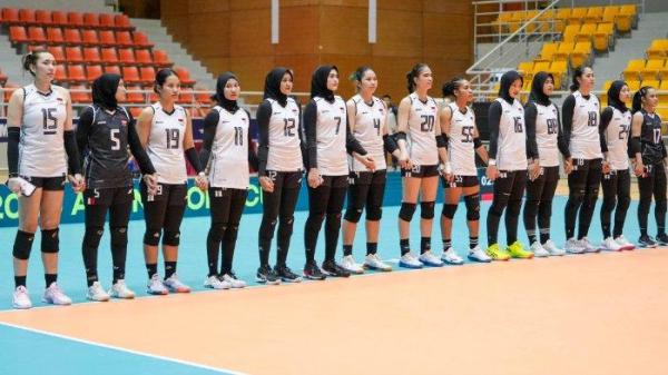 SKUAD VOLI INDONESIA - Skuad Timnas voli putri Indonesia sebelum pertandingan melawan Filipina pada AVC Nations Cup 2025 di Dong Anh Gymnasium, Hanoi, Vietnam, Minggu (8/6/2025).