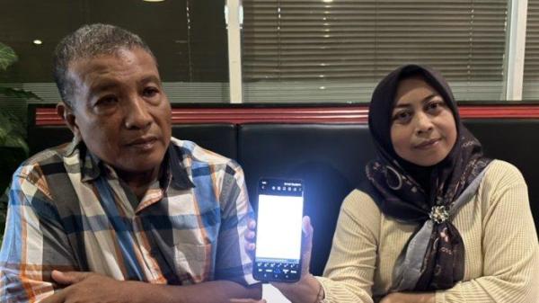 DIRUGIKAN - Aiptu Rudi (kiri) didampingi istrinya Rita Meutia (kanan) saat menunjukkan bukti laporan ke polisi. Ia melaporkan kasus ini ke Polisi dengan laporan dugaan penipuan dan penggelapan. 