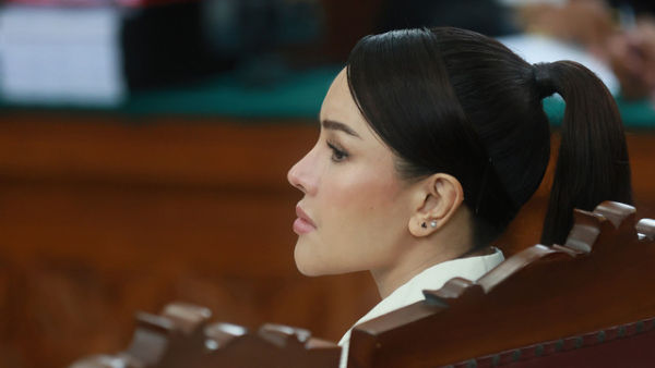Terdakwa Nikita Mirzani saat menjalani sidang terkait kasus dugaan pemerasan secara elektronik dengan agenda pembacaan eksepsi di Pengadilan Negeri Jakarta Selatan, Jakarta, Selasa, (1/07/2025). Foto: Agus Apriyanto