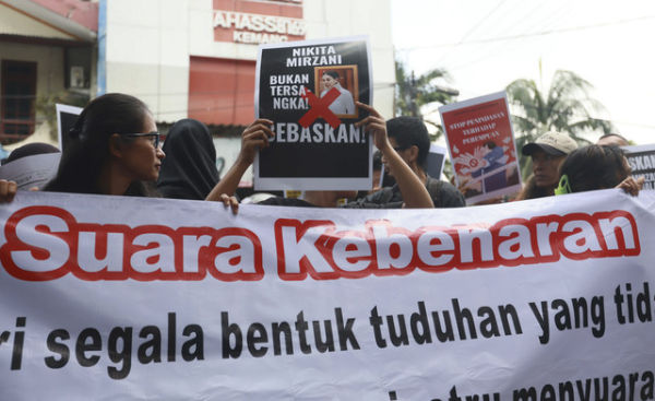 Sejumlah masa aksi menyuarakan aksinya mendukung Nikita Mirzani untuk di bebas kan di Pengadilan Negeri Jakarta Selatan, Jakarta, Selasa, (1/7/2025). Foto: Agus Apriyanto