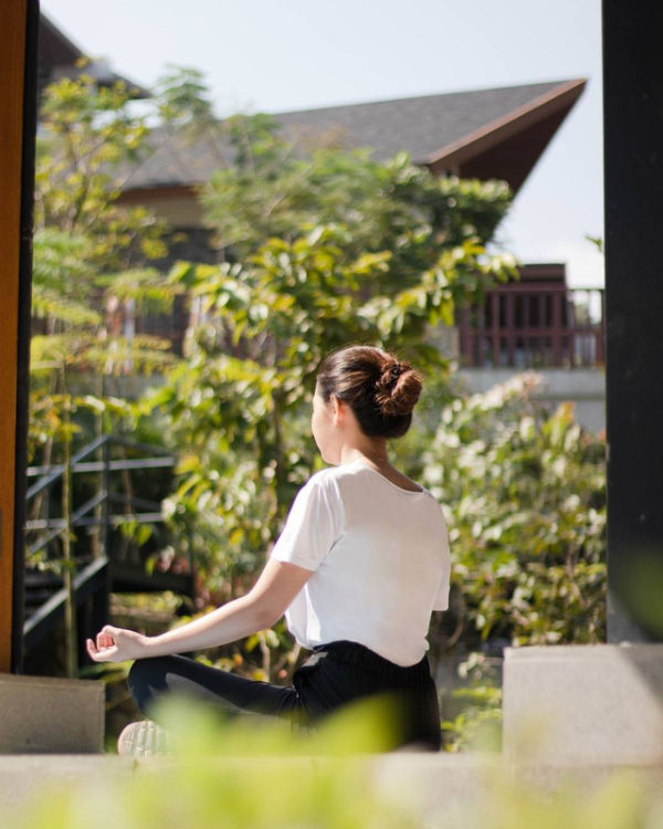 Ilustrasi tamu hotel yang sedang bermeditasi. Foto: Dok. Pullman Vimala Hills