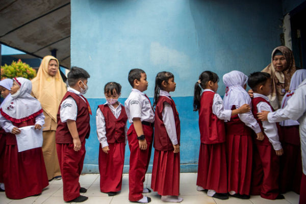 Sejumlah siswa antre untuk disuntik vaksin difteri dan tetanus saat kegiatan Bulan Imunisasi Anak Sekolah (BIAS) di SD Negeri 21 Palembang, Sumatera Selatan, Senin (21/11/2022).  Foto: Nova Wahyudi/ANTARA FOTO