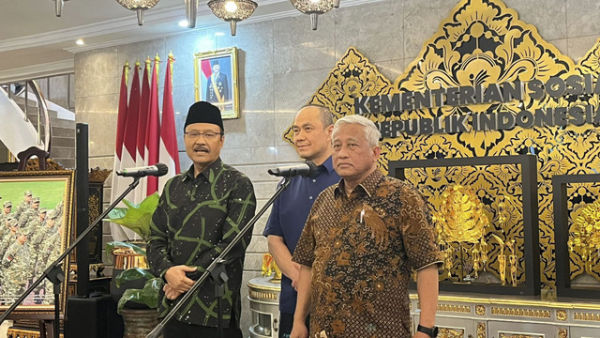 Menteri Sosial Gus Ipul (kiri), pendiri ESQ Leadership Center Ary Ginanjar (tengah), dan Ketua Tim Formatur Sekolah Rakyat Prof M Nuh (kanan) usai rapat progres Sekolah Rakyat di Kantor Kementerian Sosial, Salemba, Jakarta Pusat, Selasa (1/7/2025). Foto: Nasywa Athifah/kumparan