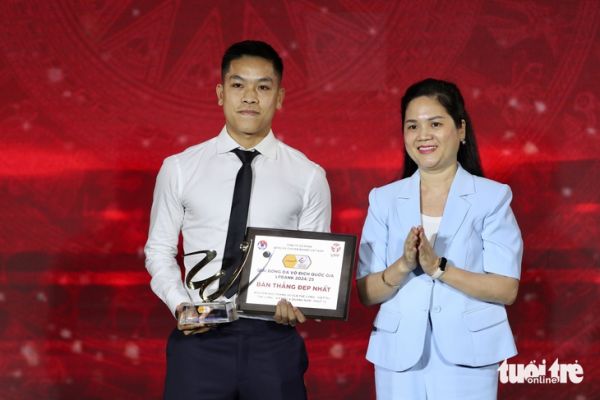 Hoàng Đức, Công Phượng được vinh danh ở V-League Awards - Ảnh 4.