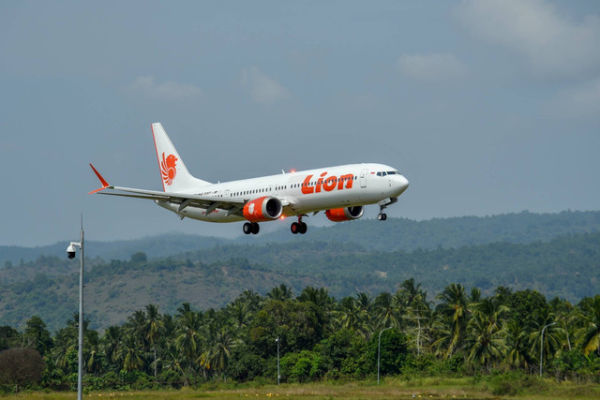 Pesawat Lion Air jenis Boeing 737-9 MAX yang dilarang terbang Kemenhub.  Foto: Thunisfly/Shutterstock