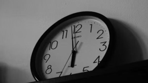 Stopped Clock Meaning: What is a sign of misfortune to see a closed clock in the morning? Learn the truth behind this