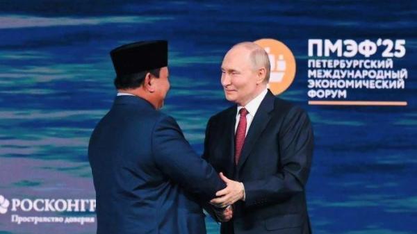 SULIT NAIK KELAS - Presiden Prabowo Subianto dan Presiden Vladimir Putin pada acara St Petersburg International Economic Forum (SPIEF) 2025 di Rusia, pada Jumat (30/6/2025). Prabowo mengatakan rakyat miskin Indonesia sulit naik kelas.