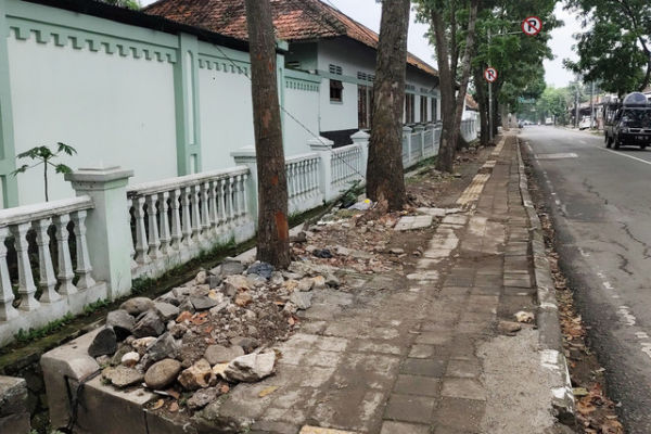 Trotoar untuk pejalan kaki yang mengalami kerusakan, di Jalan Bangka, Kota Bandung, Jawa Barat, Selasa (1/7/2025). Foto: Alya Zahra/kumparan 