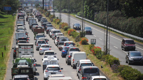 Kendaraan terjebak kemacetan menuju gerbang keluar Tol Pasteur di Bandung, Jawa Barat, Jumat (3/9/2021). Foto: Raisan Al Farisi/ANTARA FOTO