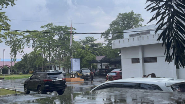 KPK geledah Kantor PUPR Sumatera Utara pada Selasa (1/7/2025). Foto: Tri Vosa/kumparan