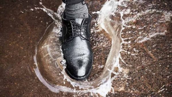 How to dry wet shoes in rainy season
