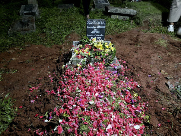 Pemakaman Hamdan ATT, TPU Kampung Dukuh, Jakarta Timur, Selasa (1/7/2025). Foto: Giovanni/kumparan