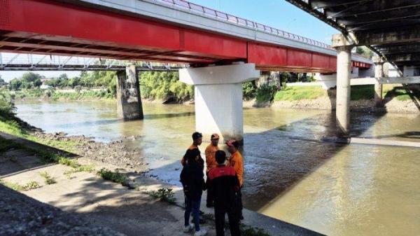PENCARIAN - Tim SAR Kota Surakarta melakukan pencarian terhadap sesosok perempuan yang terjun ke Sungai Bengawan Solo dari Jembatan Jurug Kota Surakarta, Selasa (1/7/2025). Dugaan sementara dan hasil keterangan warga, perempuan memang sengaja terjun ke sungai.