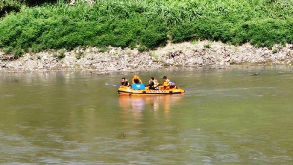 PENCARIAN - Tim SAR Kota Surakarta melakukan pencarian terhadap sesosok perempuan yang terjun ke Sungai Bengawan Solo dari Jembatan Jurug Kota Surakarta, Selasa (1/7/2025). Dugaan sementara dan hasil keterangan warga, perempuan memang sengaja terjun ke sungai.