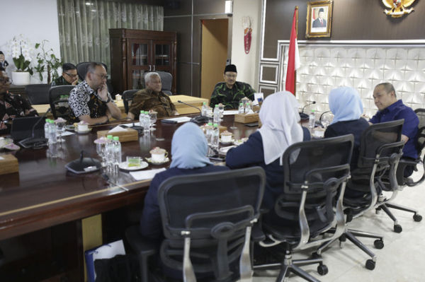 Mensos Saifullah Yusuf melakukan rapat soal Sekolah Rakyat bersama Ketua Tim Formatur Sekolah Rakyat Prof M. Nuh dan Pendiri ESQ Corp Ary Ginanjar di kantor Kemensos, Jakarta, Selasa (1/7/2025). Foto: Kemensos RI