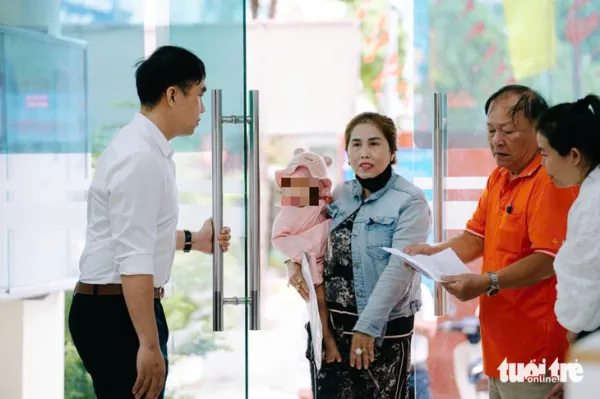 Nhộn nhịp người dân đến phường Tân Hưng, Bình Tân làm thủ tục ngày đầu hoạt động- Ảnh 1. Nhộn nhịp người dân đến phường Tân Hưng, Bình Tân làm thủ tục ngày đầu hoạt động - Ảnh 1.