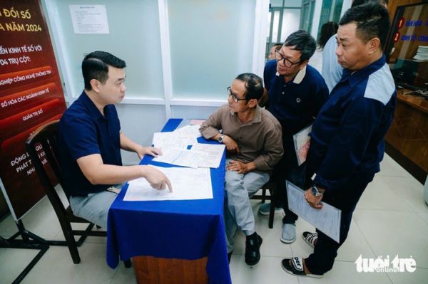 Nhộn nhịp người dân đến phường Tân Hưng, Bình Tân làm thủ tục ngày đầu hoạt động- Ảnh 3. Nhộn nhịp người dân đến phường Tân Hưng, Bình Tân làm thủ tục ngày đầu hoạt động- Ảnh 3.