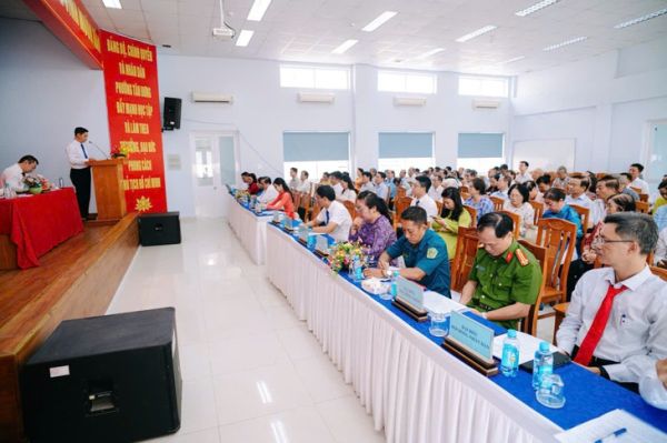 Nhộn nhịp người dân đến phường Tân Hưng, Bình Tân làm thủ tục ngày đầu hoạt động- Ảnh 4. Nhộn nhịp người dân đến phường Tân Hưng, Bình Tân làm thủ tục ngày đầu hoạt động- Ảnh 4.