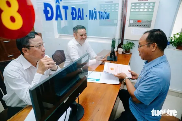 Nhộn nhịp người dân đến phường Tân Hưng, Bình Tân làm thủ tục ngày đầu hoạt động- Ảnh 6. Nhộn nhịp người dân đến phường Tân Hưng, Bình Tân làm thủ tục ngày đầu hoạt động- Ảnh 6.