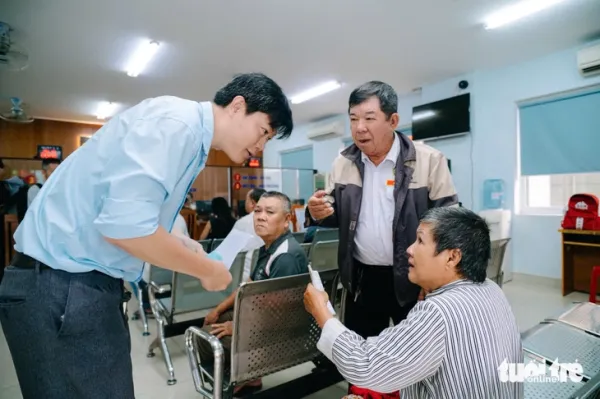 Nhộn nhịp người dân đến phường Tân Hưng, Bình Tân làm thủ tục ngày đầu hoạt động- Ảnh 7. Nhộn nhịp người dân đến phường Tân Hưng, Bình Tân làm thủ tục ngày đầu hoạt động- Ảnh 7.
