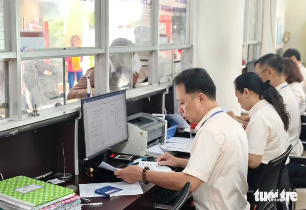 Nhộn nhịp người dân đến phường Tân Hưng, Bình Tân làm thủ tục ngày đầu hoạt động- Ảnh 9. Nhộn nhịp người dân đến phường Tân Hưng, Bình Tân làm thủ tục ngày đầu hoạt động- Ảnh 9.