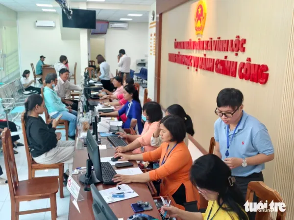 Nhộn nhịp người dân đến phường Tân Hưng, Bình Tân làm thủ tục ngày đầu hoạt động- Ảnh 11. Nhộn nhịp người dân đến phường Tân Hưng, Bình Tân làm thủ tục ngày đầu hoạt động- Ảnh 11.