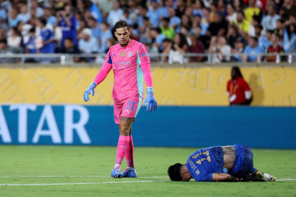 Penjaga gawang Manchester City Ederson melihat pemain Al Hilal Marcos Leonardo yang cedera pada pertandingan babak 16 besar Piala Dunia Antarklub 2025 di Stadion Camping World, Orlando, Florida, Amerika Serikat, Senin (30/6/2025). Foto: Nathan Ray Seebeck/USA TODAY Sports via REUTERS