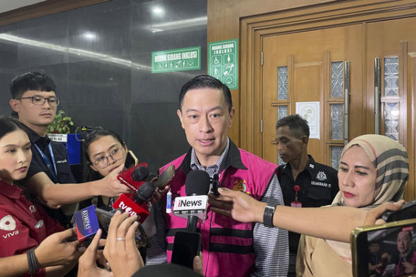 Eks Menteri Perdagangan (Mendag) RI Thomas Trikasih Lembong atau Tom Lembong, saat diwawancarai di sela-sela pemeriksaannya sebagai terdakwa kasus dugaan korupsi importasi gula, di Pengadilan Tipikor Jakarta, Selasa (1/7/2025). Foto: Fadhil Pramudya/kumparan