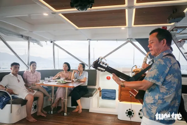 Ngắm vịnh Nha Trang từ du thuyền - Ảnh 5. du thuyền - Ảnh 5.