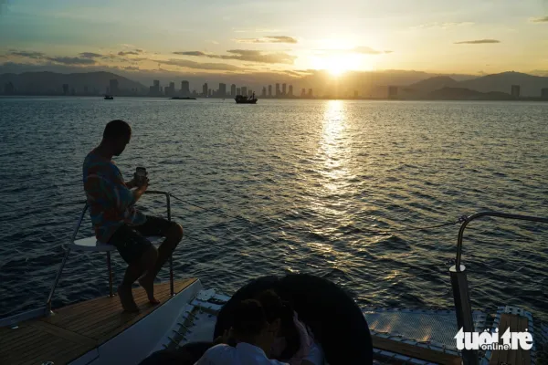 Ngắm vịnh Nha Trang từ du thuyền - Ảnh 6. Ngắm vịnh Nha Trang từ du thuyền không còn xa xỉ, khách Việt chuộng - Ảnh 6.