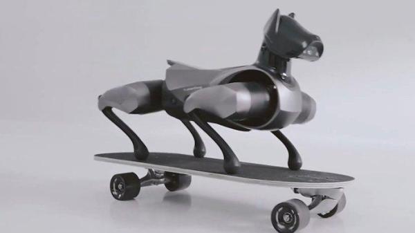 ROBOT ANJING PINTAR - Robot anjing pintar CyberDog 2 buatan Xiaomi saat bermain skateboard. 