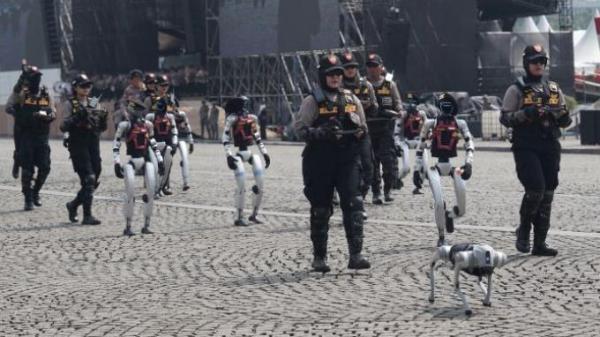 ROBOT HUMANOID - Polri memperkenalkan 25 unit robot humanoid dan robot anjing (K9) bertepatan HUT ke-79 Bhayangkara di kawasan Monumen Nasional, Jakarta. Robot canggih ini merupakan karya anak bangsa.