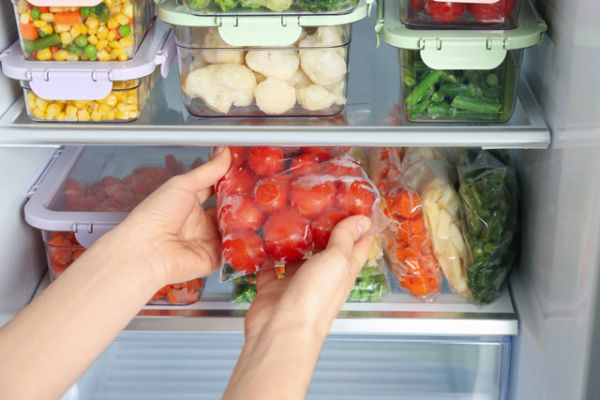 Menyimpan tomat di kulkas.
 Foto: Shutterstock