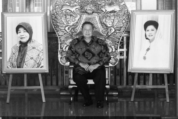 SBY dengan foto istrinya, Ani Foto: Instagram/@agusyudhoyono
