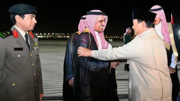 Presiden RI Prabowo Subianto tiba di Jeddah, Arab Saudi untuk memulai kunjungan kenegaraan (dok.  Rusman - Biro Pers Sekretariat Presiden)