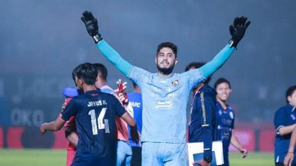 Adilson Maringa dan para pemain Arema FC merayakan keberhasilan setelah dipastikan lolos ke babak semifinal Piala Presiden 2022.