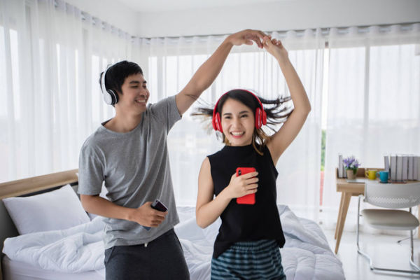 Ilustrasi pasangan mendengarkan musik bersama.
 Foto: Shutterstock